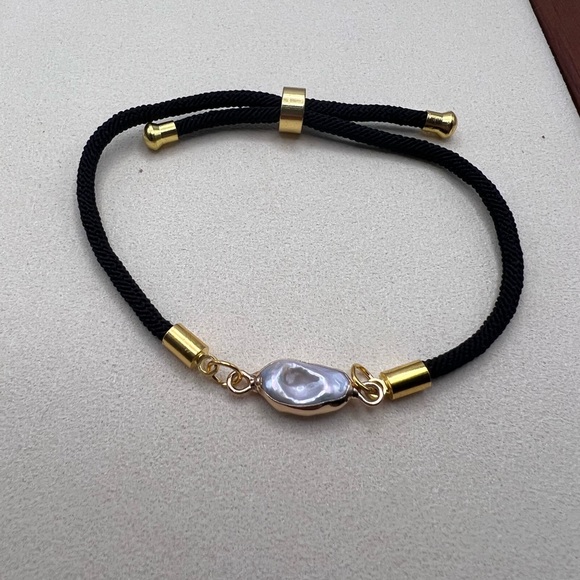 Handmade bracelet with a pearl centre - Picture 2 of 3